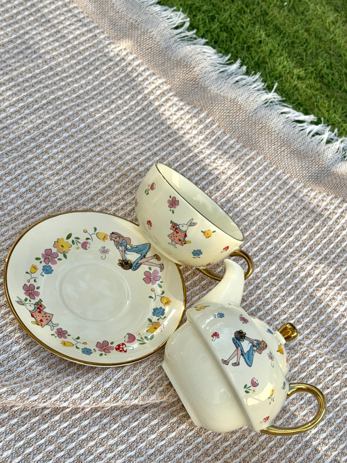 Alice in Wonderland Teapot, cup&Saucer